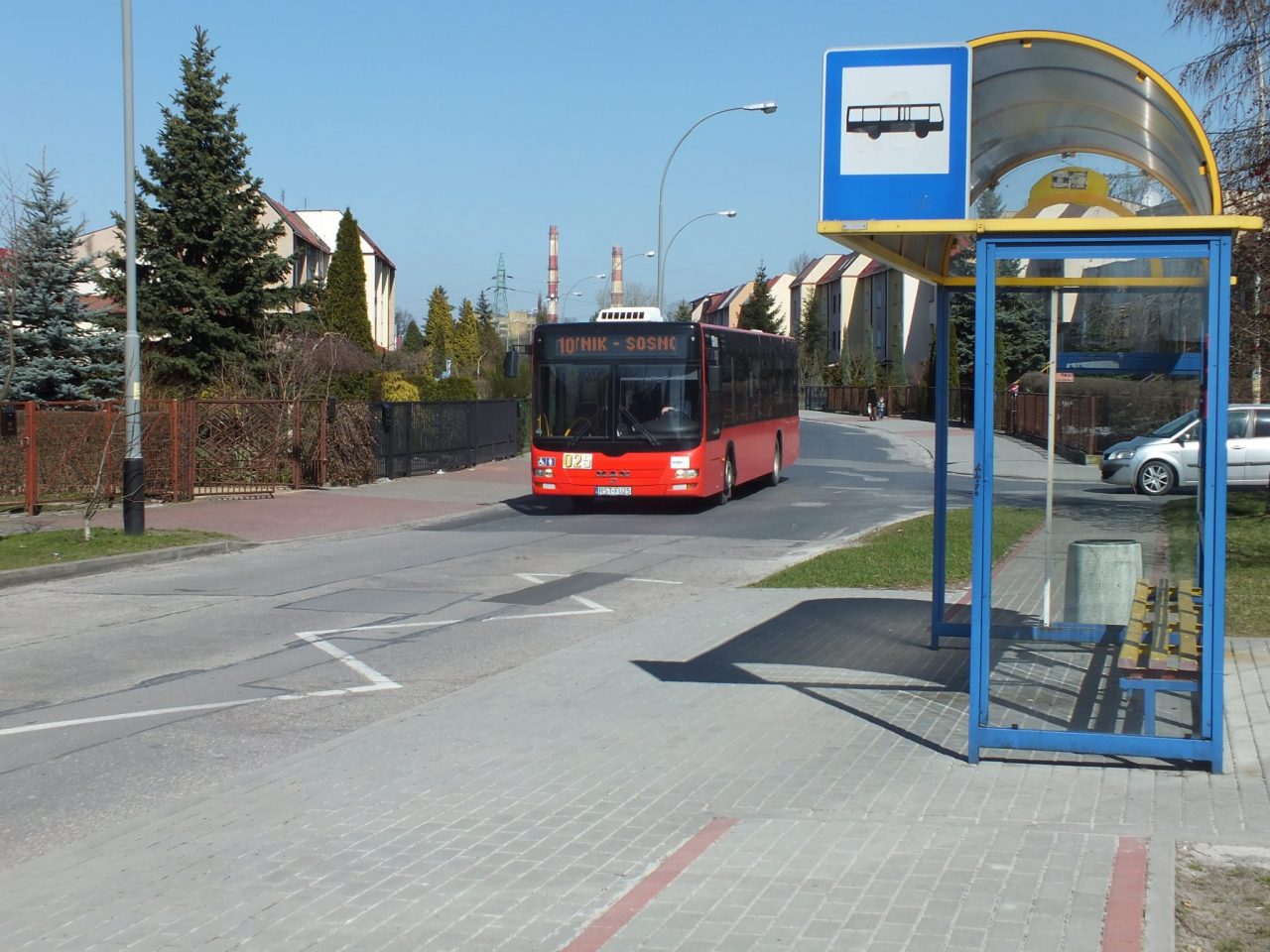 zdjęcie przystanku i autobusu