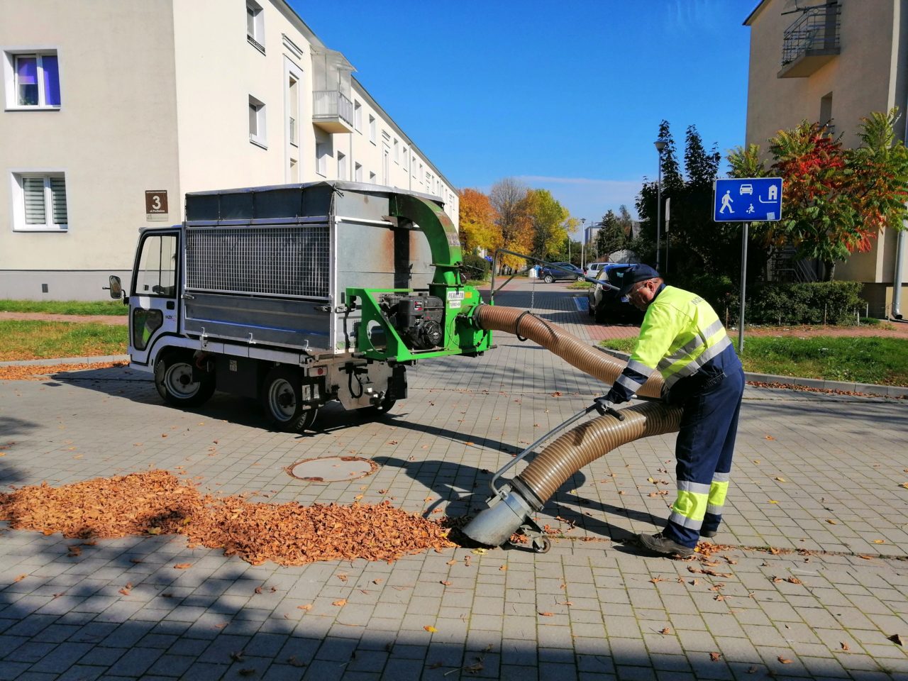 Akcja sprzątania liści z ulic Stalowej Woli.